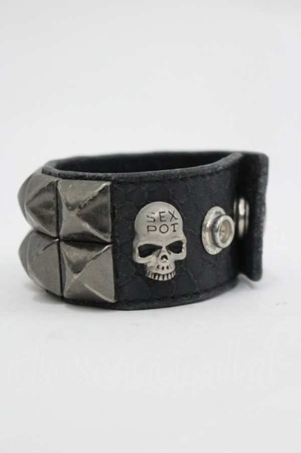 画像2: SEX POT ReVeNGe / スカルスタッズレザーバングル  黒 I-26-03-14-117-SP-AC-TE-ZI (2)