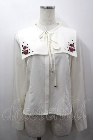 画像: axes femme / 薔薇刺繍付け襟セットブラウス  白Ｘ赤 I-26-03-16-004-AX-BL-SA-ZI