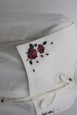 画像2: axes femme / 薔薇刺繍付け襟セットブラウス  白Ｘ赤 I-26-03-16-004-AX-BL-SA-ZI (2)
