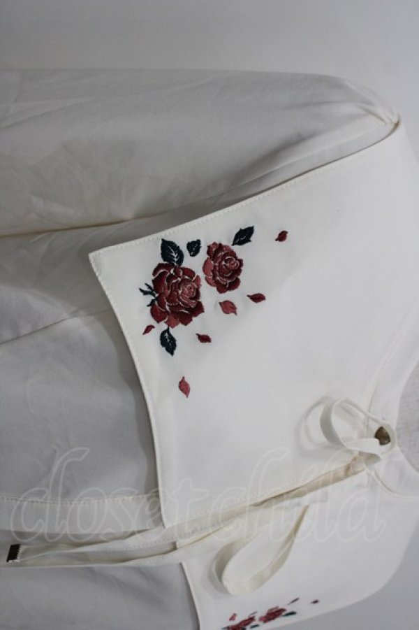 画像2: axes femme / 薔薇刺繍付け襟セットブラウス  白Ｘ赤 I-26-03-16-004-AX-BL-SA-ZI (2)