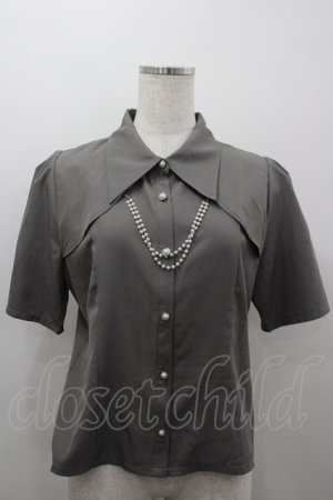 画像: axes femme / パールチェーン半袖ブラウス  グレーＸ白 I-26-03-16-005-AX-BL-SA-ZI