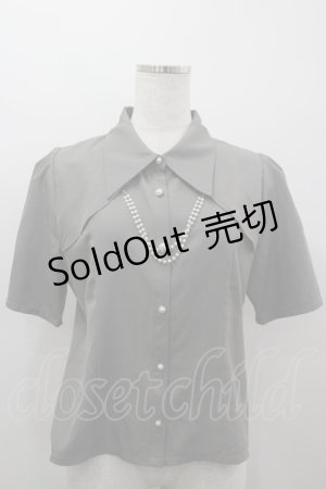 画像: axes femme / パールチェーン半袖ブラウス  グレーＸ白 I-26-03-16-005-AX-BL-SA-ZI