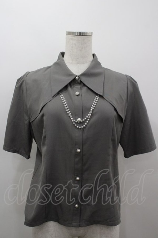 画像1: axes femme / パールチェーン半袖ブラウス  グレーＸ白 I-26-03-16-005-AX-BL-SA-ZI (1)