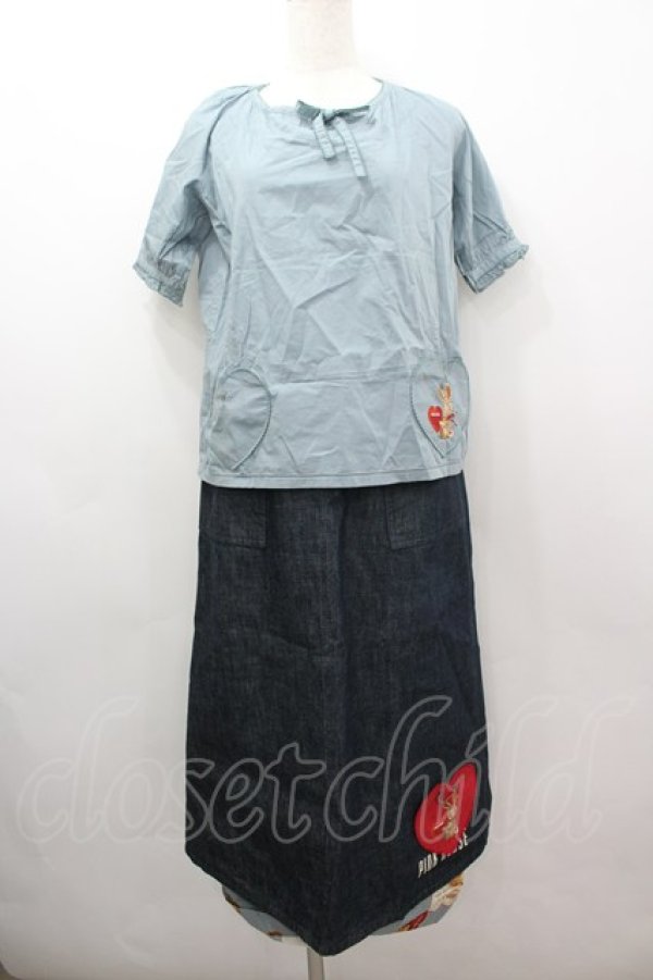 画像1: PINK HOUSE / アンジェリックラビッツ刺繍ハートポケット半袖ブラウス&総柄スカート(デニムオーバースカート付き)セットアップ  サックス I-26-03-16-055-LO-OP-SA-ZI (1)