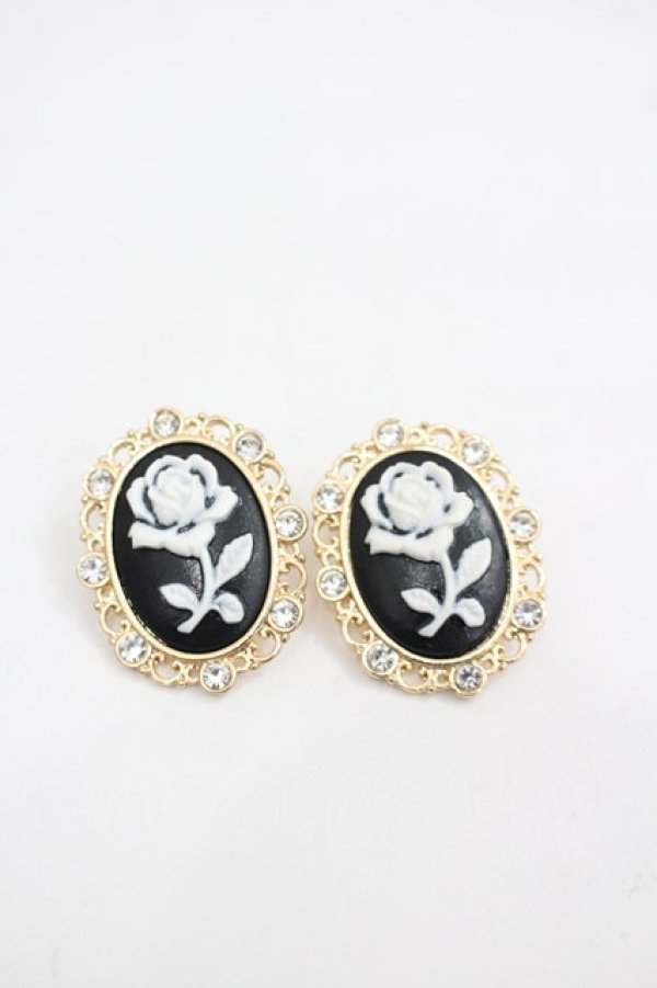 画像1: m petit by misako / カメリアイヤリング  黒Ｘ白 I-26-03-16-115-LO-AC-SA-ZI (1)