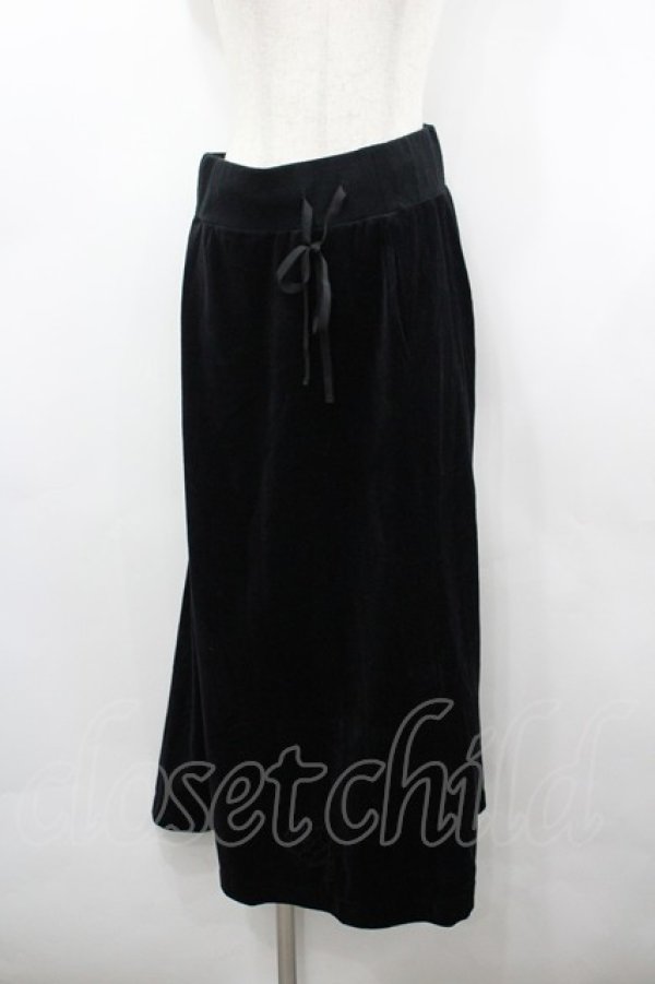 画像1: INGEBORG / カメリア刺繍入りベロアスカート  ブラック I-26-03-23-079-LO-SK-SA-ZI (1)