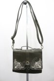 画像1: axes femme / フラップ刺繍スクエアバッグ  カーキ I-26-03-23-098-AX-BG-SA-ZI (1)