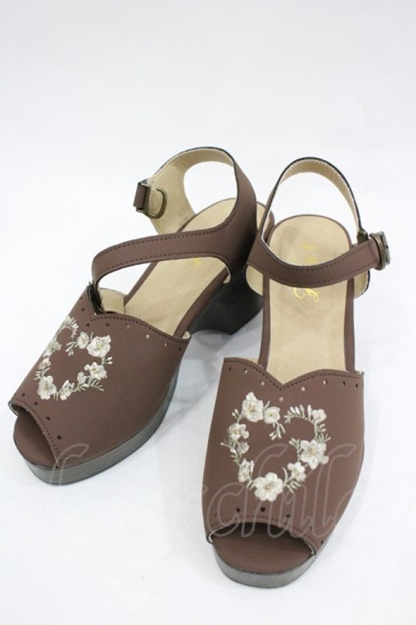 画像2: Fi.n.t / ブーケ刺繍ウッドライクソールサンダル M ブラウン I-26-03-23-122-CA-SH-SA-ZI (2)