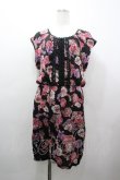 画像1: axes femme / ファーティペ付き花柄ワンピース  黒ＸピンクＸパープル I-26-03-25-059-AX-OP-SA-ZI (1)
