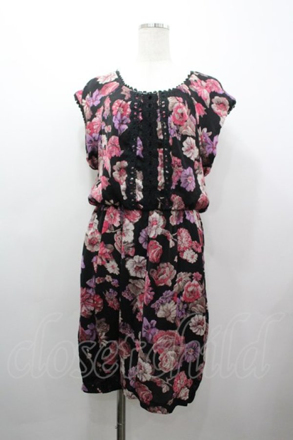 画像1: axes femme / ファーティペ付き花柄ワンピース  黒ＸピンクＸパープル I-26-03-25-059-AX-OP-SA-ZI (1)