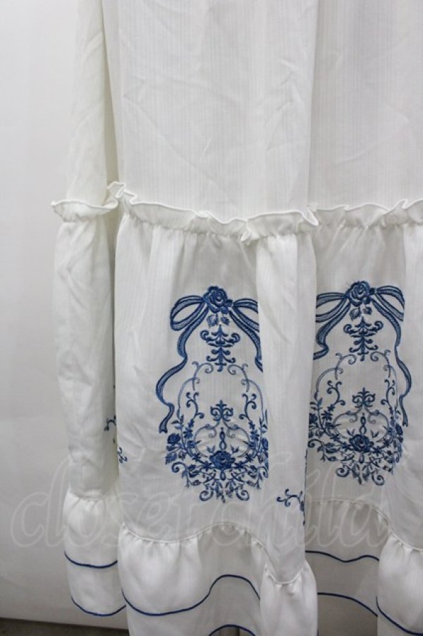 画像2: axes femme / リボンＸブーケ刺繍スカート F 白Ｘ青 I-26-03-25-076-AX-SK-SA-ZI (2)