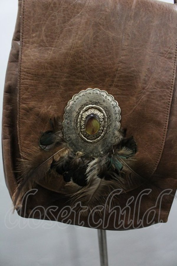 画像2: Jane Marple Dans Le Salon / 羽付レザーショルダーバッグ  ブラウン I-26-03-25-106-JM-BG-SA-ZI (2)