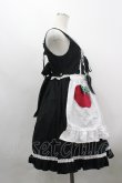 画像4: BABY,THE STARS SHINE BRIGHT / Snow White りんごのエプロンジャンパースカート  黒×白 I-26-03-30-030-BA-OP-TE-ZI (4)