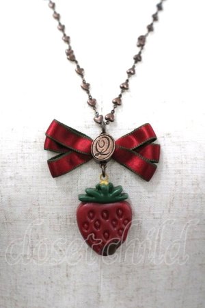画像: Q-pot. / ストロベリーガナッシュリボンネックレス  赤 I-26-03-30-123-QP-AC-SA-ZI