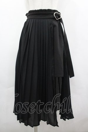 画像: Honey Cinnamon / ハートバックルプリーツラップスカート  黒 I-26-04-03-068-LO-SK-TE-ZI