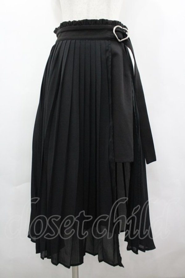 画像1: Honey Cinnamon / ハートバックルプリーツラップスカート  黒 I-26-04-03-068-LO-SK-TE-ZI (1)