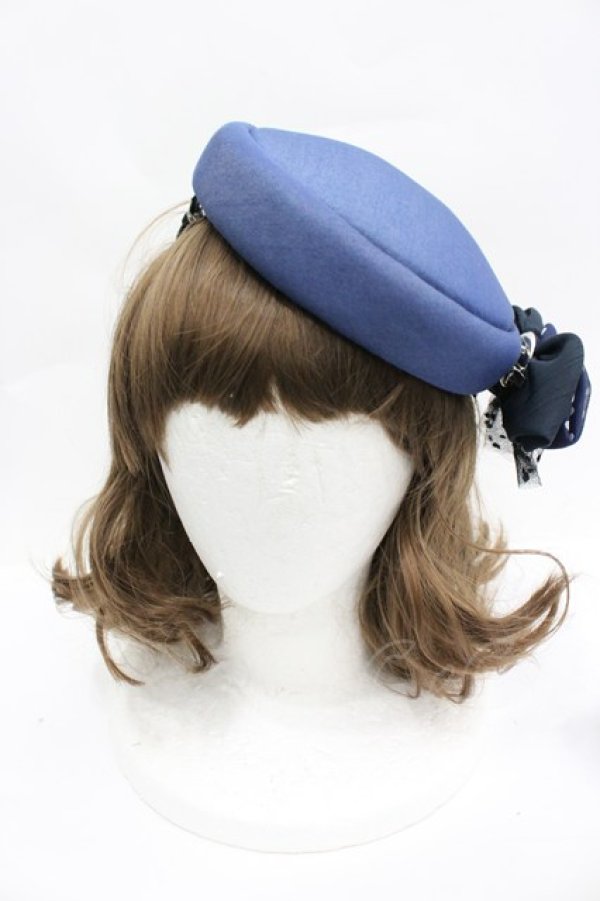 画像2: axes femme / ブローチ付カクテルハット  ブルー I-26-04-03-087-AX-TO-TE-ZI (2)