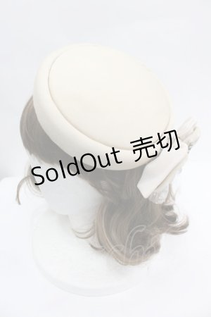 画像: axes femme / ブローチ付カクテルハット  ベージュ I-26-04-03-088-AX-TO-TE-ZI