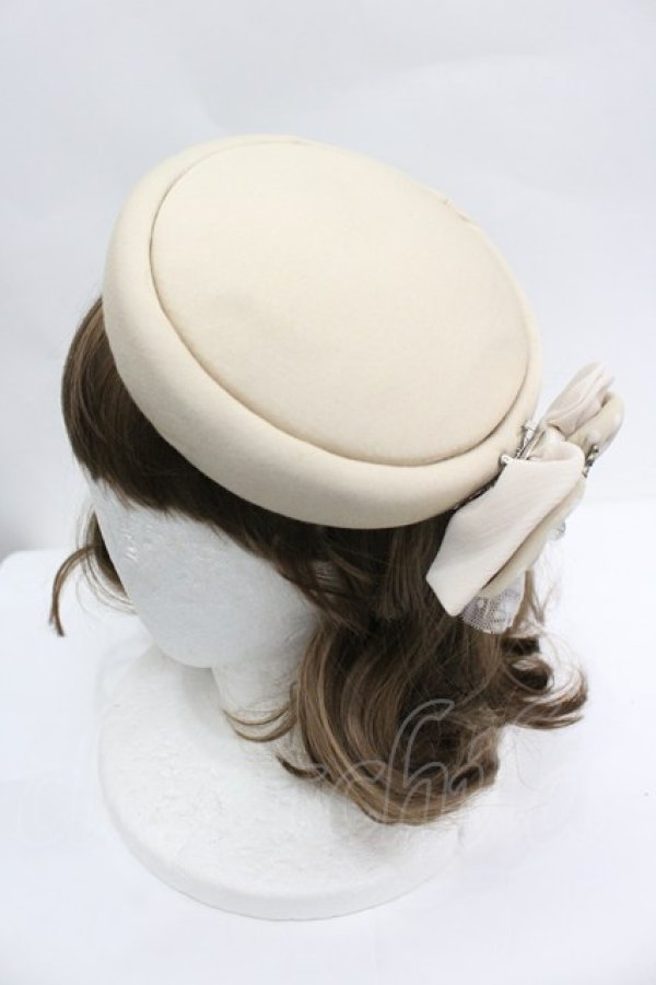画像1: axes femme / ブローチ付カクテルハット  ベージュ I-26-04-03-088-AX-TO-TE-ZI (1)