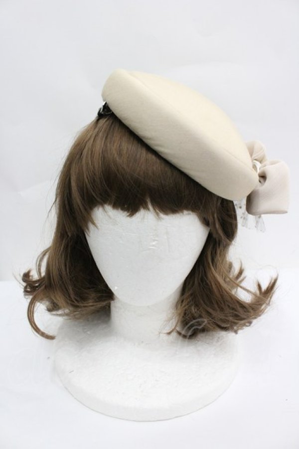 画像2: axes femme / ブローチ付カクテルハット  ベージュ I-26-04-03-088-AX-TO-TE-ZI (2)