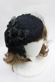 画像1: Morun x Muuna Stoik / コサージュ付きカクテルハット  黒 I-26-04-03-090-LO-ZA-SA-ZI (1)