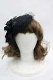 画像2: Morun x Muuna Stoik / コサージュ付きカクテルハット  黒 I-26-04-03-090-LO-ZA-SA-ZI (2)