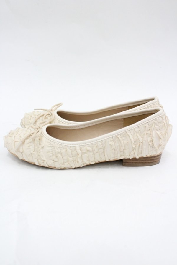 画像2: PINK HOUSE / ベルト付きフリルバレエシューズ 2(S) アイボリー I-26-04-06-125-LO-SH-SA-ZI (2)