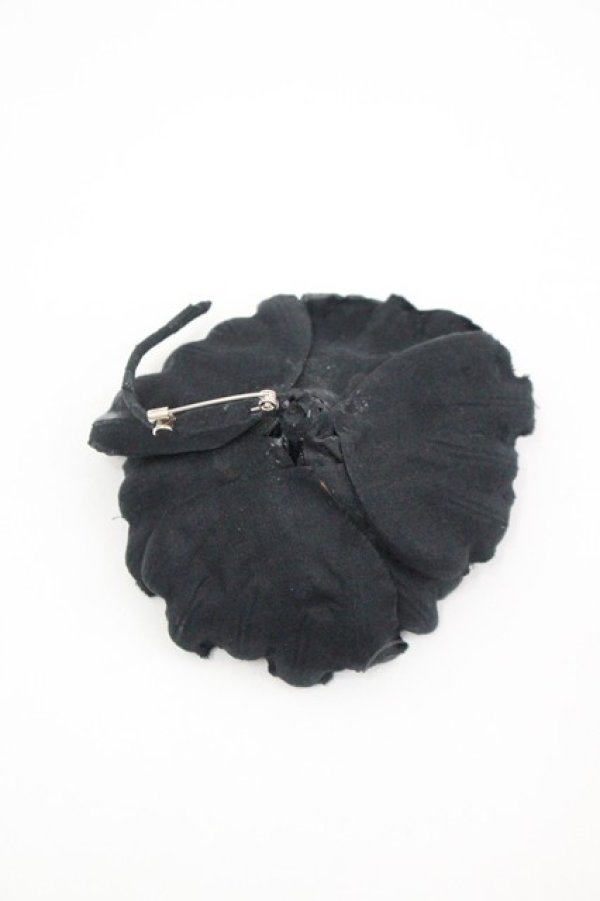 画像2: PINK HOUSE / パール使いフラワーコサージュ  黒 I-26-04-08-108-LO-ZA-TE-ZI (2)
