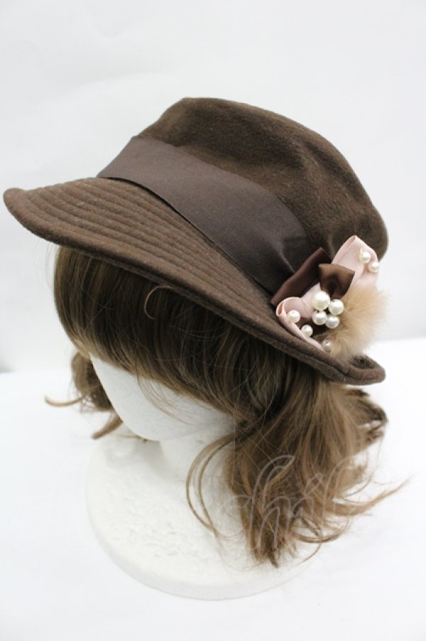 画像1: axes femme / ファーコサージュポークパイ  ブラウン I-26-04-10-112-AX-AC-SA-ZI (1)