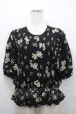 画像1: KANEKO ISAO / ブローチ&鈴蘭ブーケ半袖ブラウス  黒 I-26-04-12-005-EL-BL-SA-ZI (1)