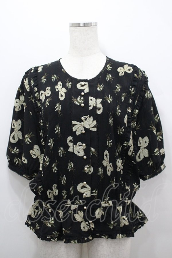 画像1: KANEKO ISAO / ブローチ&鈴蘭ブーケ半袖ブラウス  黒 I-26-04-12-005-EL-BL-SA-ZI (1)