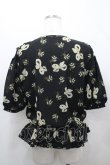 画像2: KANEKO ISAO / ブローチ&鈴蘭ブーケ半袖ブラウス  黒 I-26-04-12-005-EL-BL-SA-ZI (2)