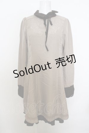 画像: 【SALE】axes femme / エンブロイダリーバイカラーワンピース  ベージュ O-23-12-28-122-AX-OP-IG-ZT369