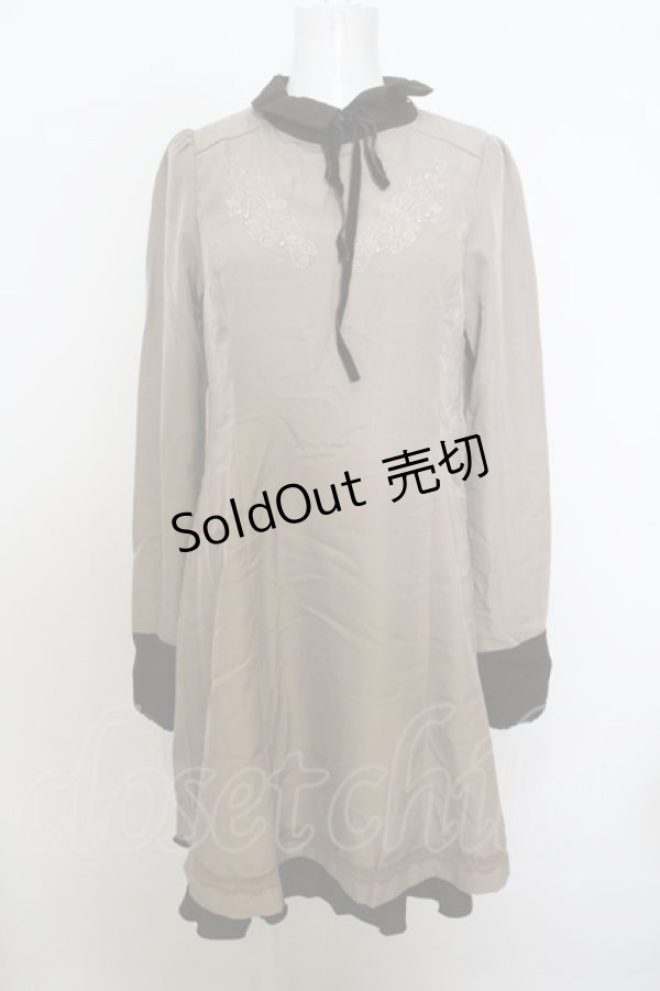 画像1: 【SALE】axes femme / エンブロイダリーバイカラーワンピース  ベージュ O-23-12-28-122-AX-OP-IG-ZT369 (1)