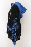 画像2: ililil / あのね。コラボ切り替えハイネックプリントパーカー  ブラック×ブルー O-24-07-20-053-PU-TO-OW-ZI (2)