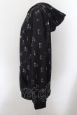 画像2: NieR Clothing / 転写ptジップアップパーカー F アルファベット総柄（ブラック） O-24-10-08-012-PU-TO-OW-ZT260 (2)