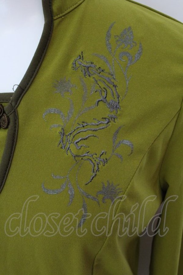 画像2: dragonmania / 胸元刺繍チャイナ風カットソー  イエローグリーン O-25-02-22-014-PU-TO-IG-OS (2)