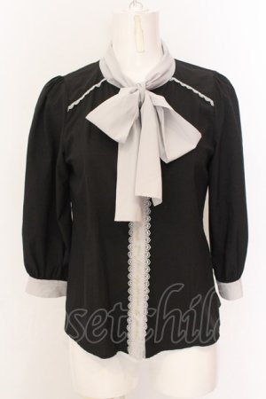 画像: axes femme POETIQUE / メッセージ刺繍ブラウス  黒ｘグレー O-25-02-23-031-AX-BL-AS-OS