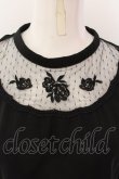 画像2: an another angelus / ヨークローズ刺繍プルオーバーブラウス  クロ O-25-02-26-1040-CA-BL-IG-OS (2)