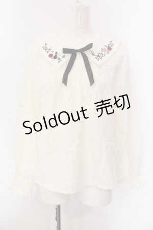 画像: axes femme / リボン付き猫刺繍ブラウスプルオーバー F オフシロ O-25-02-28-034-AX-BL-IG-OS