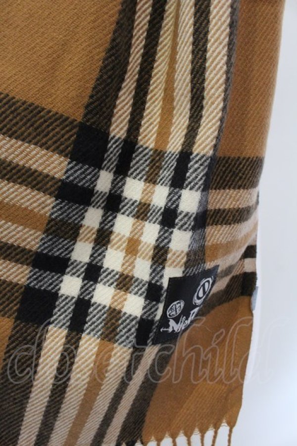 画像2: NieR Clothing / パッチ付き大判ストールマフラー【ブラウンチェック】  ベージュ O-25-03-13-1010-PU-ZA-IG-ZT-K016 (2)