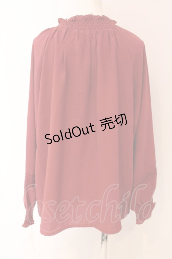 画像2: axes femme / シャーリングスタンドブラウス F アカ O-25-03-13-013-AX-BL-OW-OS (2)