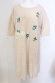 画像1: Franche Lippee / 白猫いちご刺繍カットワンピース  ベージュ O-25-03-20-2008-LO-OP-IG-ZT192 (1)