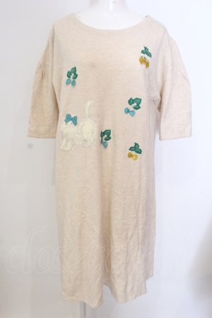 画像: Franche Lippee / 白猫いちご刺繍カットワンピース  ベージュ O-25-03-20-2008-LO-OP-IG-ZT192