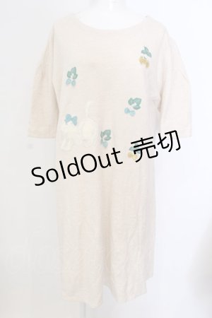 画像: Franche Lippee / 白猫いちご刺繍カットワンピース  ベージュ O-25-03-20-2008-LO-OP-IG-ZT192
