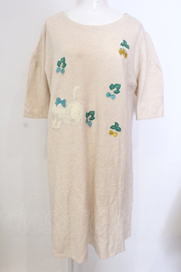画像1: Franche Lippee / 白猫いちご刺繍カットワンピース  ベージュ O-25-03-20-2008-LO-OP-IG-ZT192 (1)
