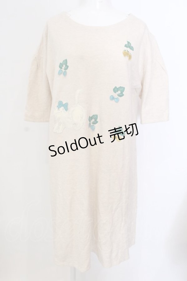 画像1: Franche Lippee / 白猫いちご刺繍カットワンピース  ベージュ O-25-03-20-2008-LO-OP-IG-ZT192 (1)