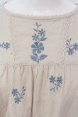 画像2: Fi.n.t / ショルダーフリル小花総刺繍ブラウス  ベージュ O-25-03-26-1015-CA-BL-IG-ZT114 (2)