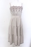 画像1: axes femme POETIQUE / スカラップ刺繍キャミワンピース M グレージュ O-25-04-04-070-AX-OP-OW-OS (1)