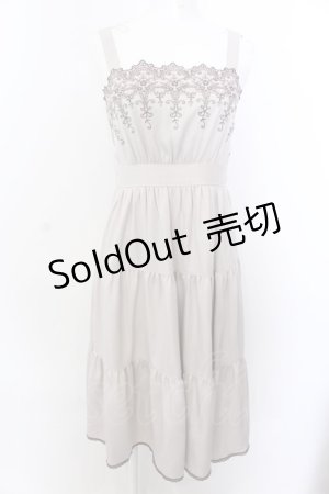 画像: axes femme POETIQUE / スカラップ刺繍キャミワンピース M グレージュ O-25-04-04-070-AX-OP-OW-OS